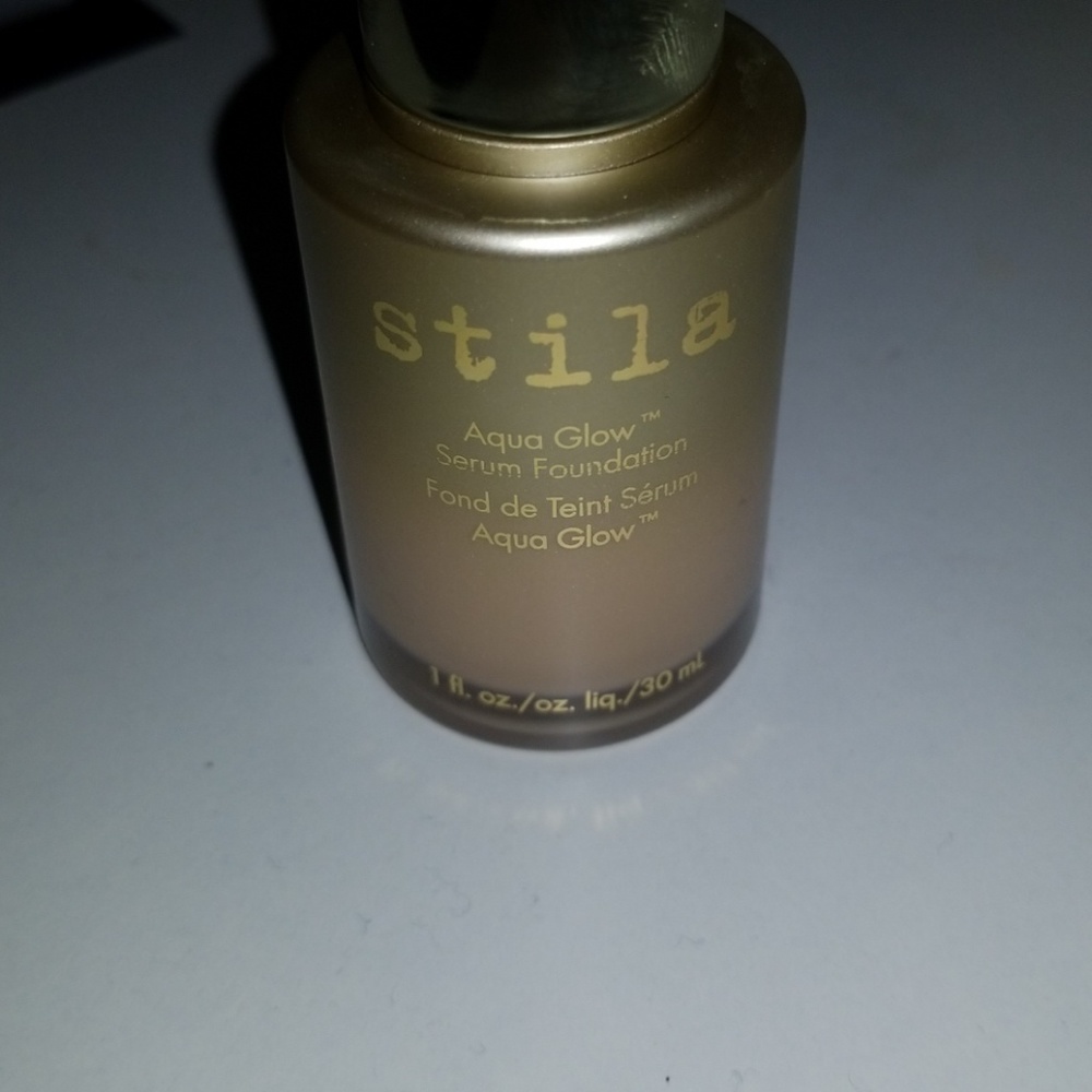 Stila Aqua Glow foundation Fair Light